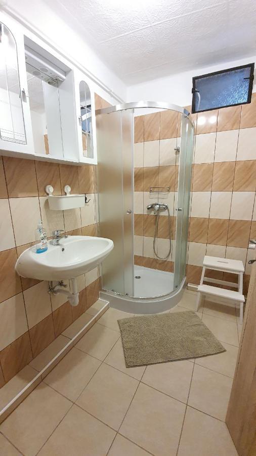 Family Friendly Gyal Apartment Екстериор снимка