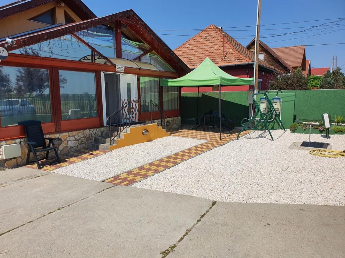 Family Friendly Gyal Apartment Екстериор снимка