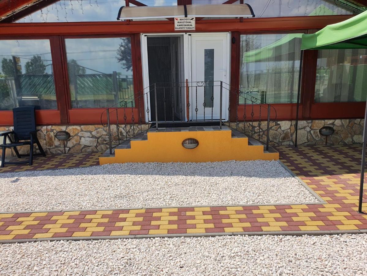 Family Friendly Gyal Apartment Екстериор снимка