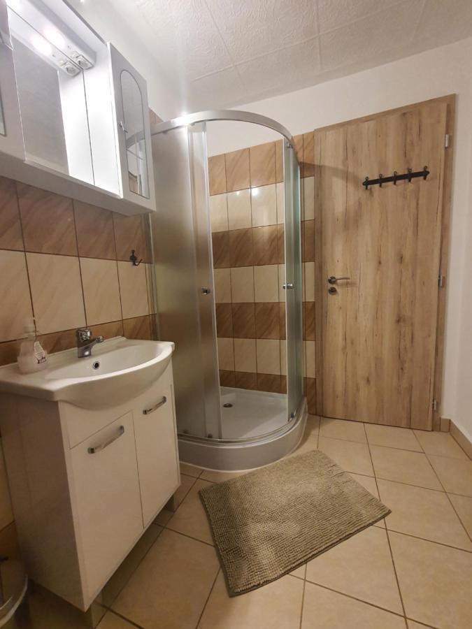 Family Friendly Gyal Apartment Екстериор снимка