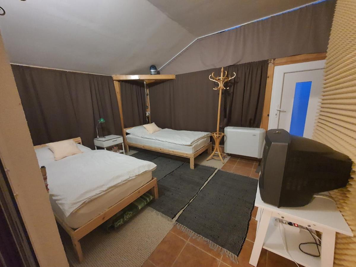 Family Friendly Gyal Apartment Екстериор снимка