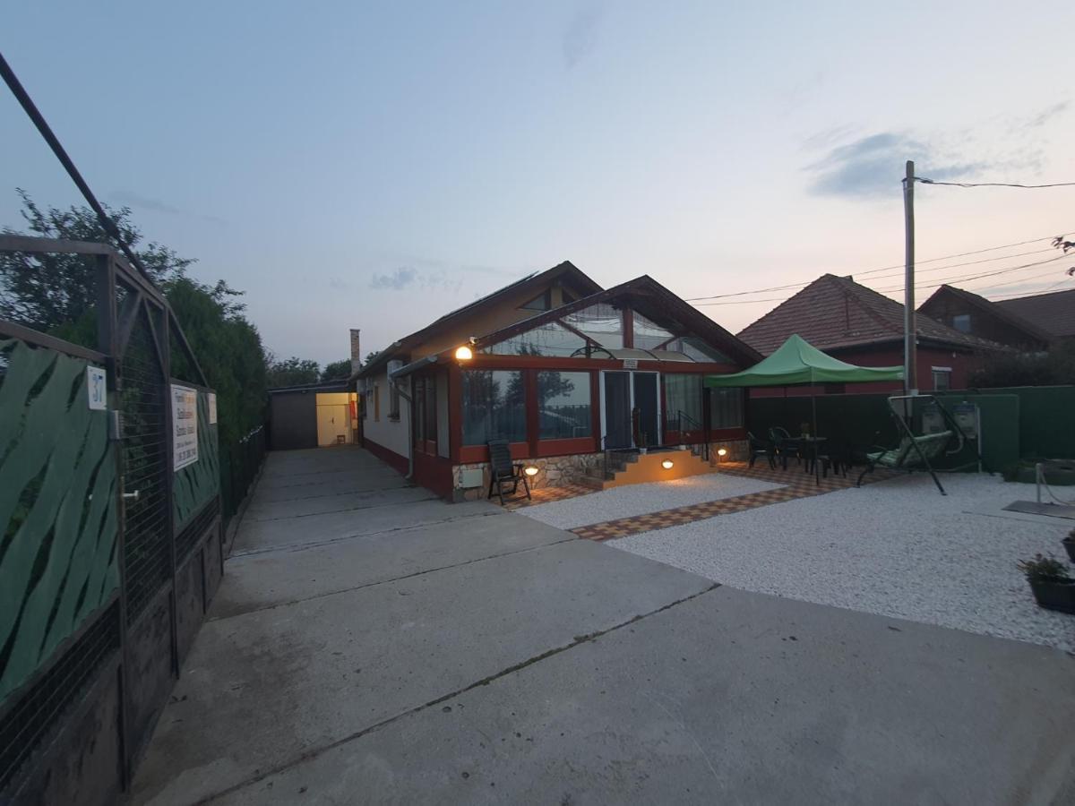 Family Friendly Gyal Apartment Екстериор снимка