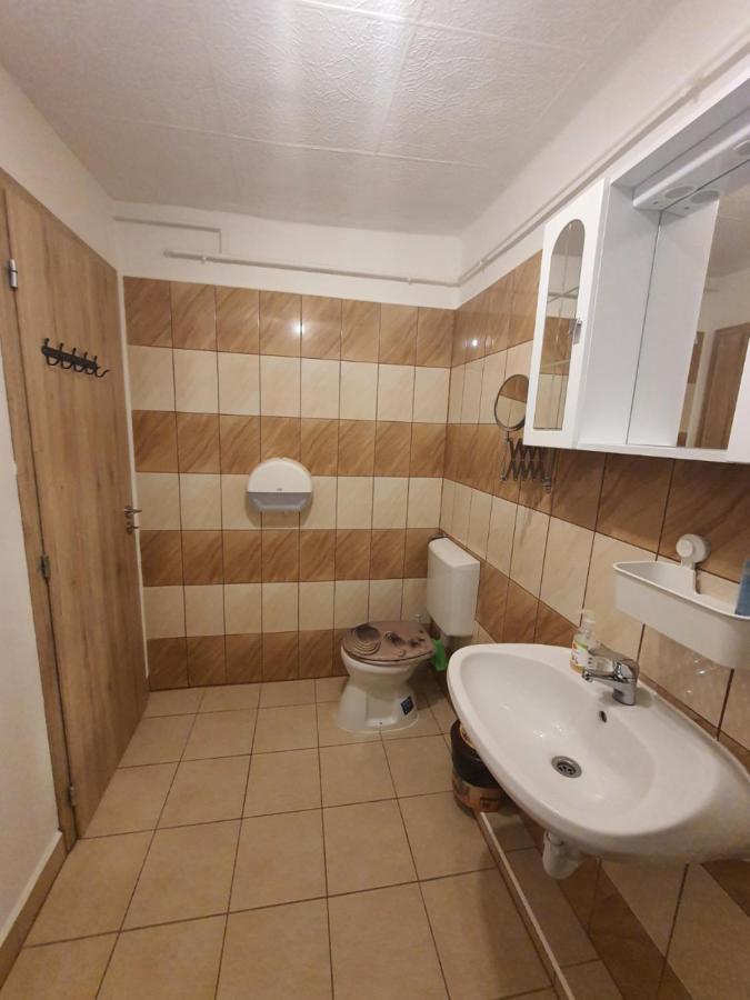 Family Friendly Gyal Apartment Екстериор снимка