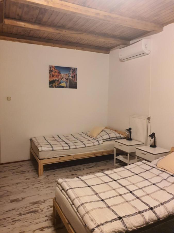 Family Friendly Gyal Apartment Екстериор снимка