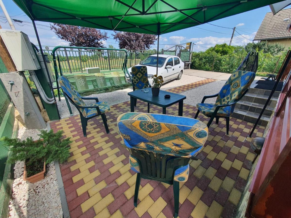 Family Friendly Gyal Apartment Екстериор снимка