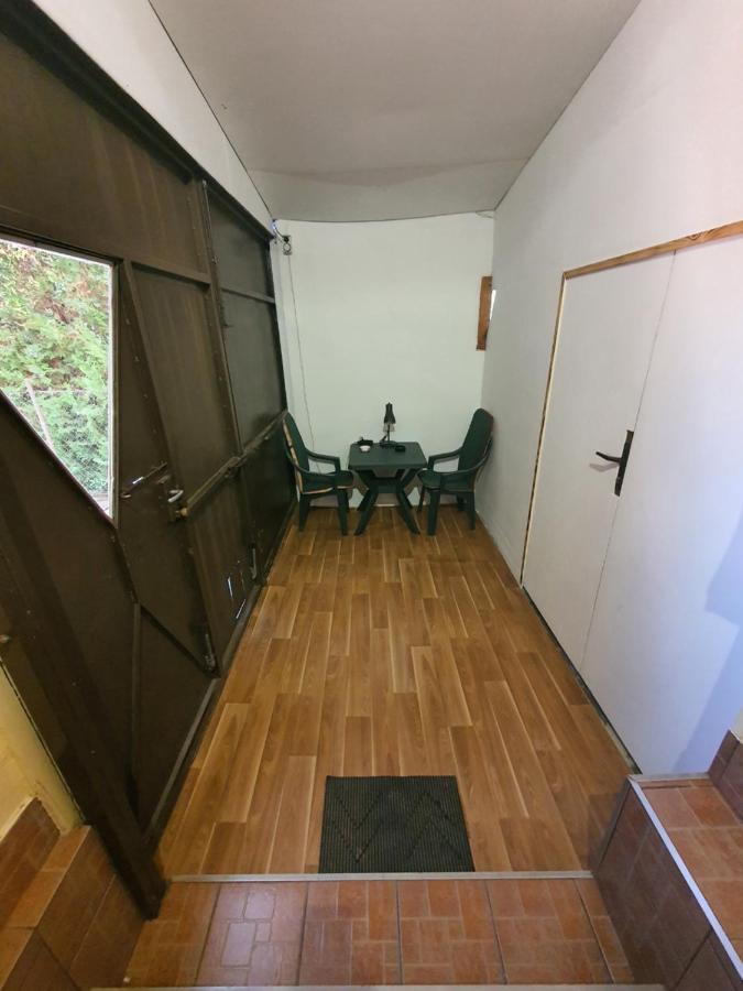 Family Friendly Gyal Apartment Екстериор снимка