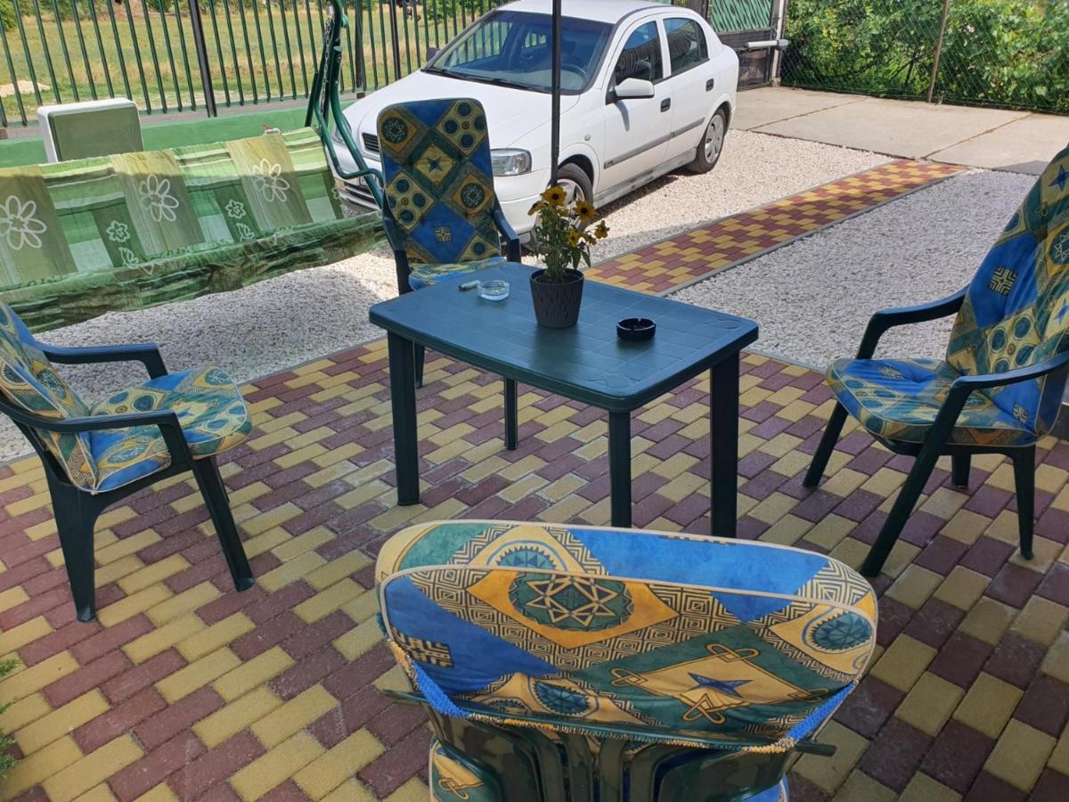 Family Friendly Gyal Apartment Екстериор снимка