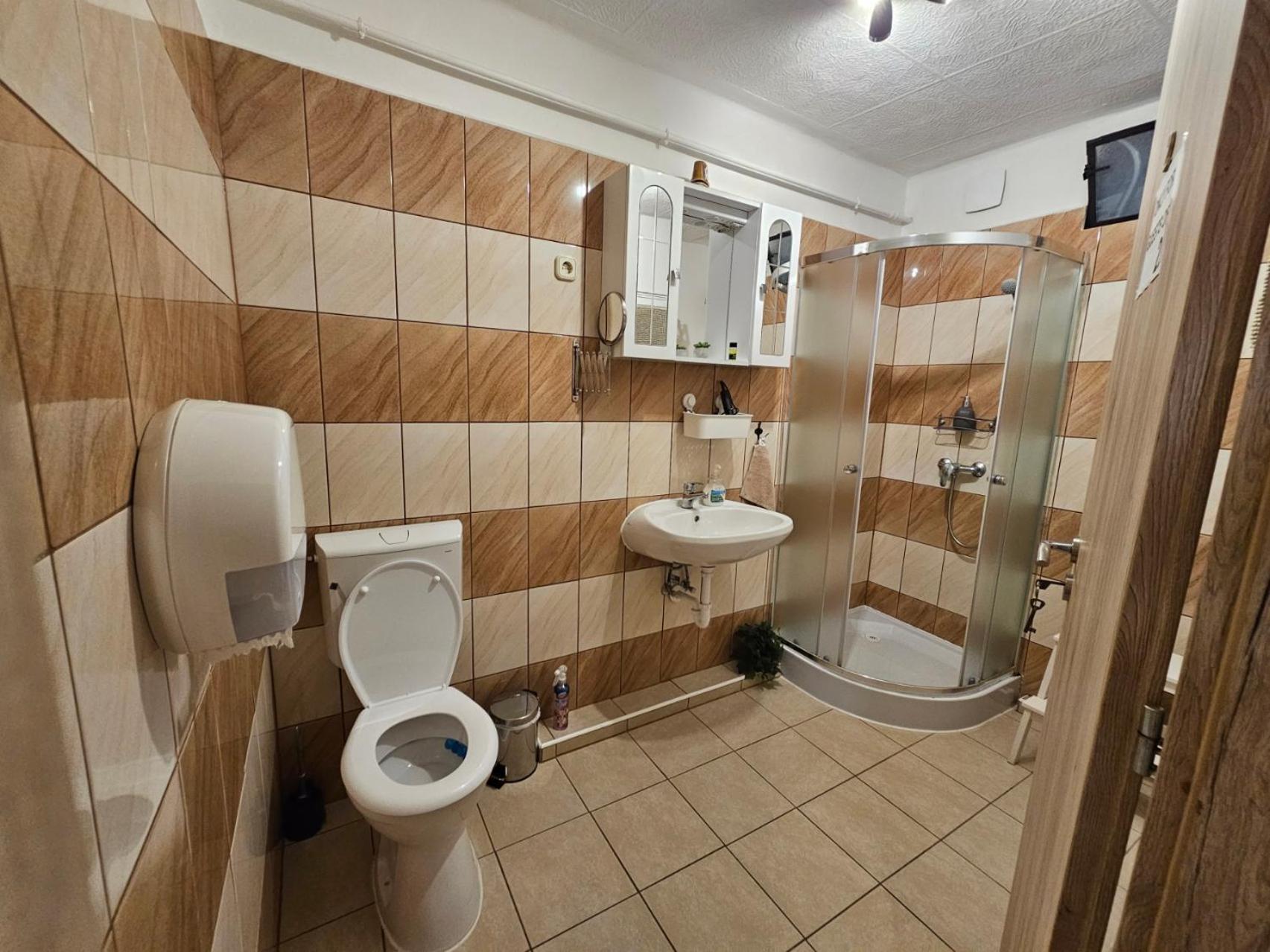 Family Friendly Gyal Apartment Екстериор снимка