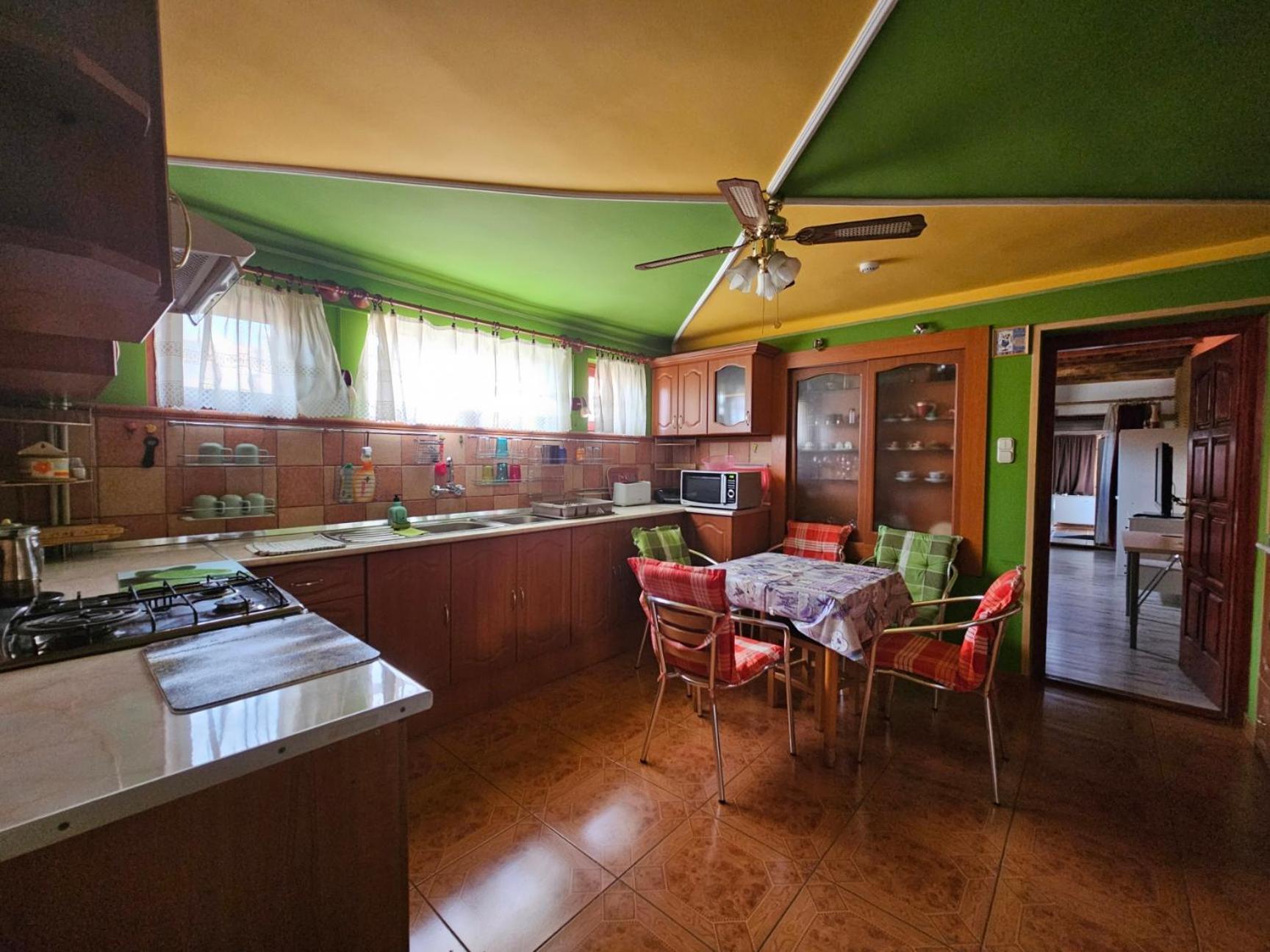 Family Friendly Gyal Apartment Екстериор снимка
