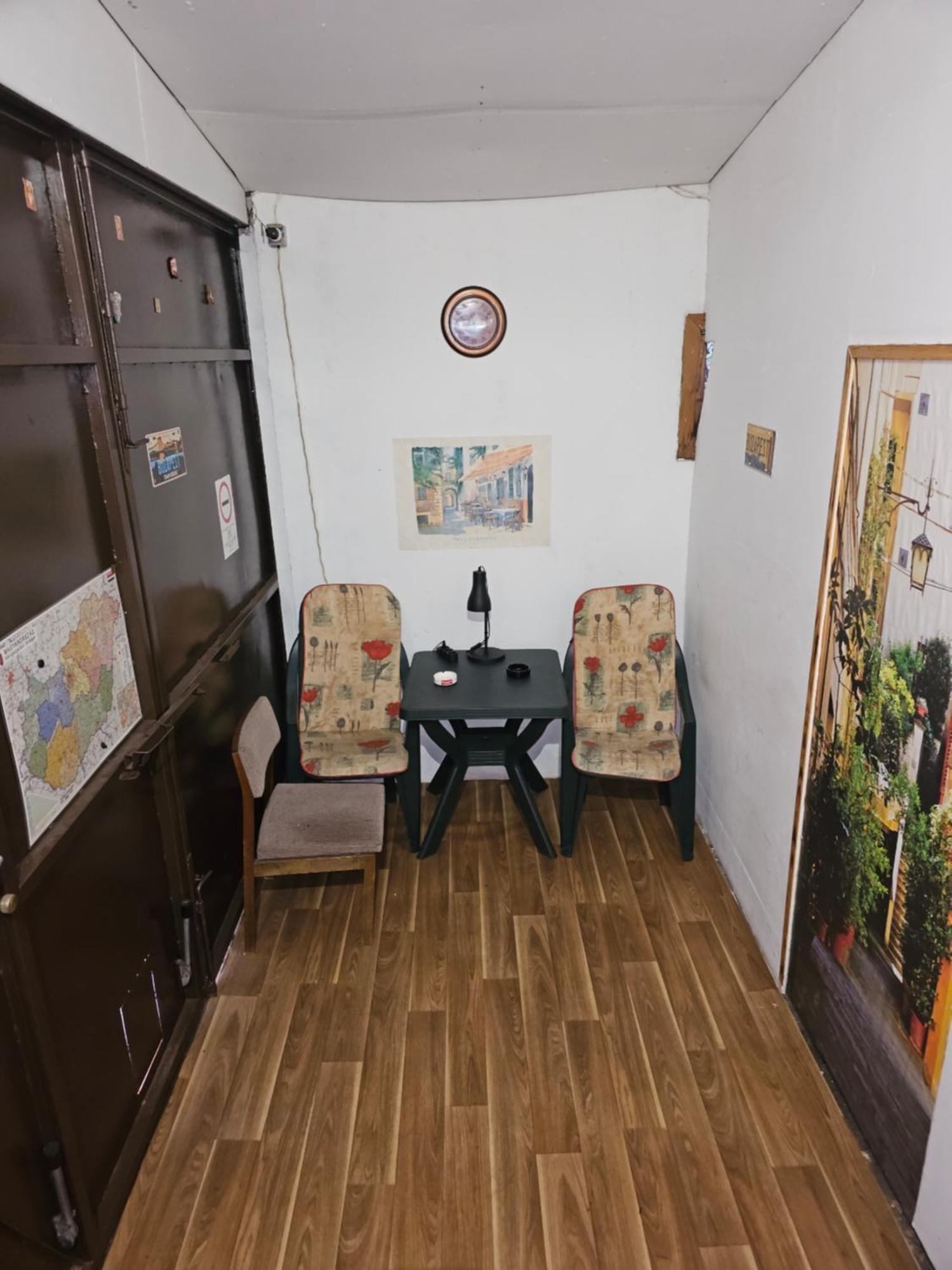 Family Friendly Gyal Apartment Екстериор снимка