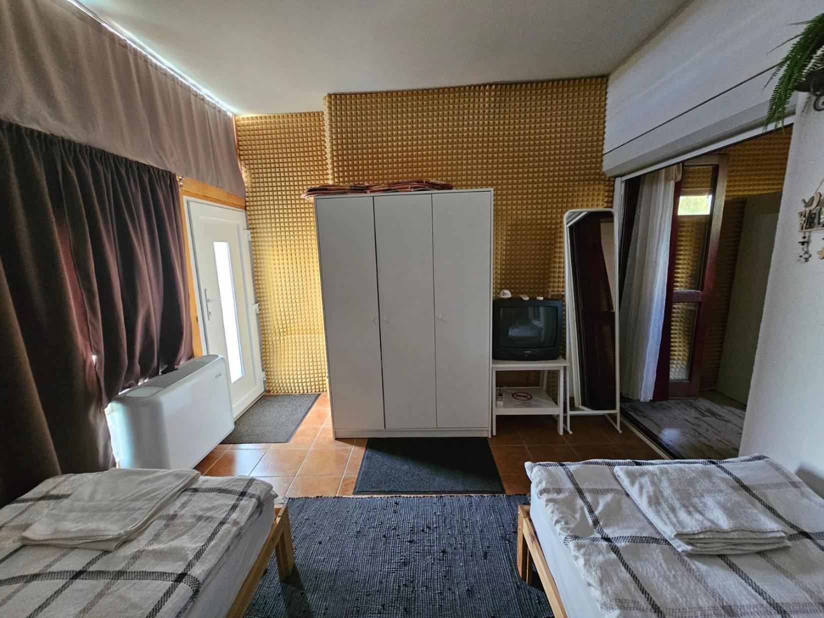 Family Friendly Gyal Apartment Екстериор снимка
