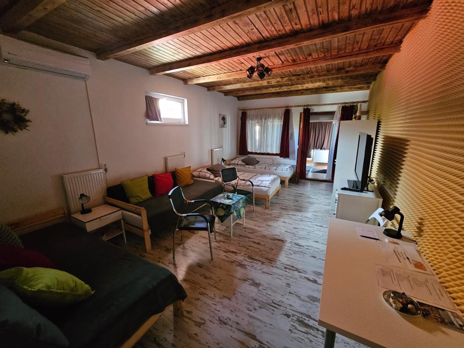 Family Friendly Gyal Apartment Екстериор снимка
