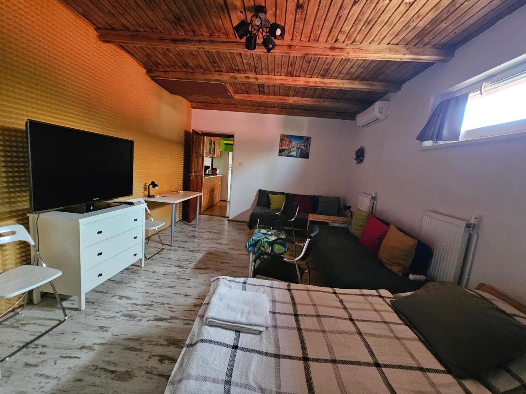 Family Friendly Gyal Apartment Екстериор снимка