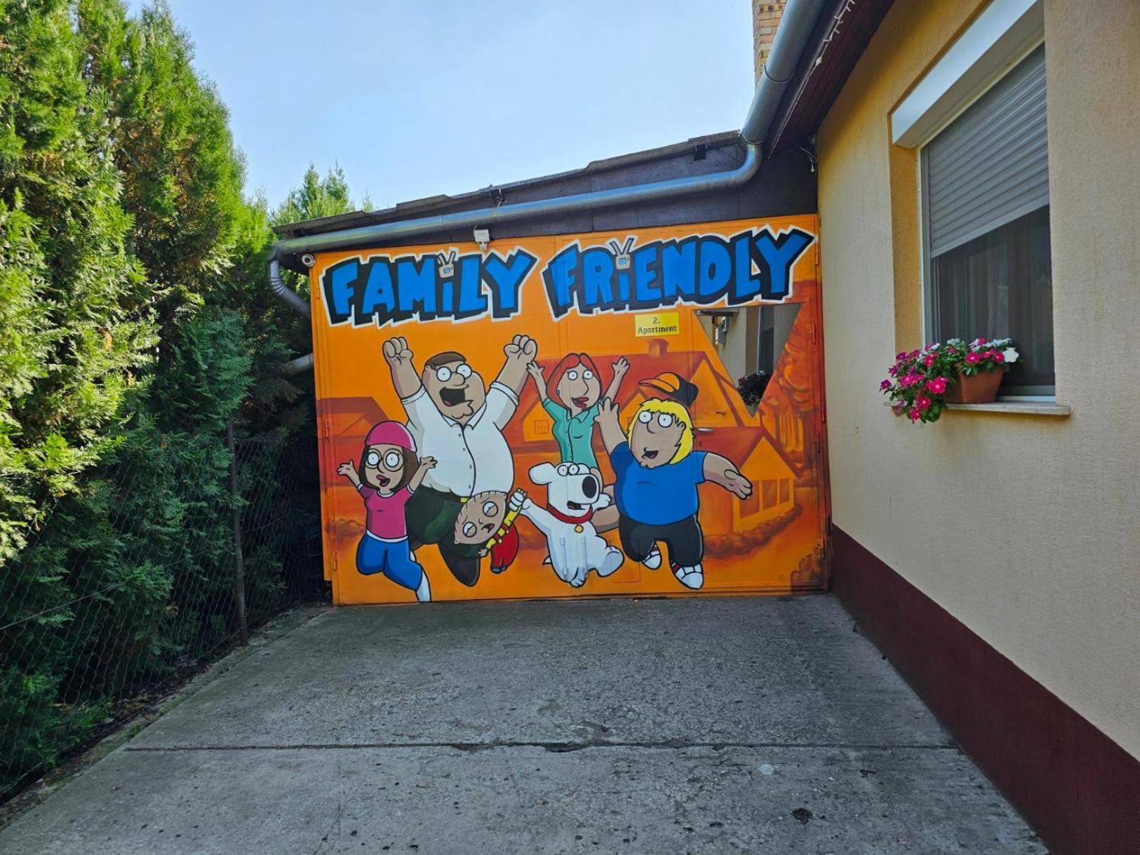 Family Friendly Gyal Apartment Екстериор снимка