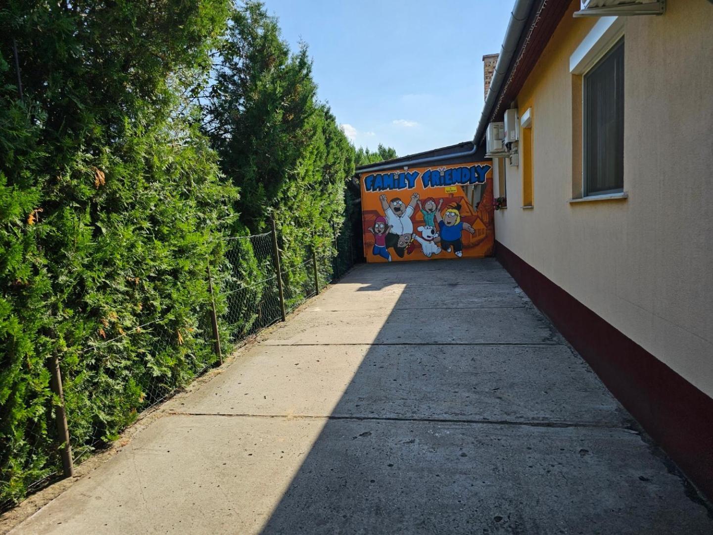 Family Friendly Gyal Apartment Екстериор снимка
