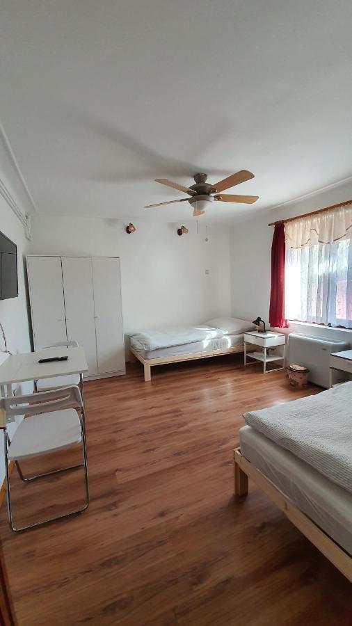 Family Friendly Gyal Apartment Екстериор снимка