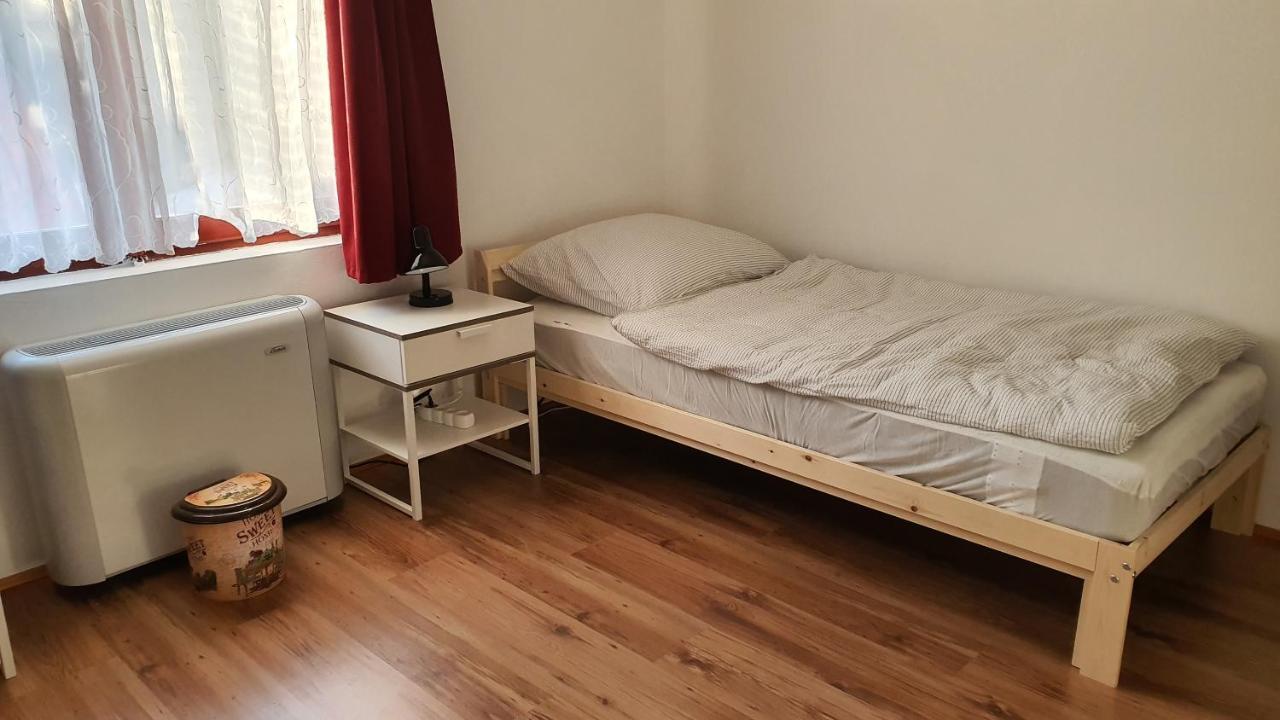 Family Friendly Gyal Apartment Екстериор снимка