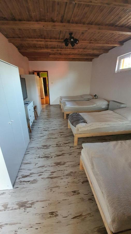 Family Friendly Gyal Apartment Екстериор снимка