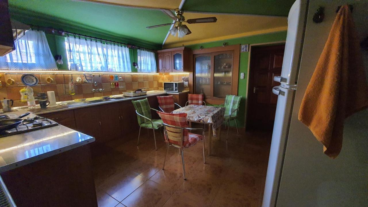 Family Friendly Gyal Apartment Екстериор снимка
